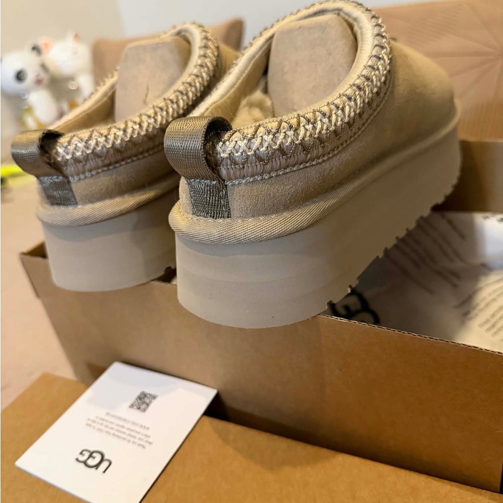 size 7 women’s or 5 men’s Mustard seed UGG Tazman  ll platform